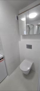 AZZZ1firma-remontowa-sosnowiec-katowice-malowanie-natryskowe-remonty-mieszkan-gladzie-malowanie-scian-agregatem-wykonczenia-Remontim001-FIRMA-REMONTOWA-SOSNOWIEC-REMONTI1 (11) 1 biała łazienka 2