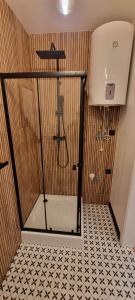 AZZZ1firma-remontowa-sosnowiec-katowice-malowanie-natryskowe-remonty-mieszkan-gladzie-malowanie-scian-agregatem-wykonczenia-Remontim001-FIRMA-REMONTOWA-SOSNOWIEC-REMONTI1 (11) 1 drewniana łazienka 2