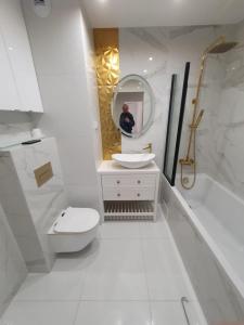 AZZZ1firma-remontowa-sosnowiec-katowice-malowanie-natryskowe-remonty-mieszkan-gladzie-malowanie-scian-agregatem-wykonczenia-Remontim001-FIRMA-REMONTOWA-SOSNOWIEC-REMONTI1 (11) 1 łazienka białe złota